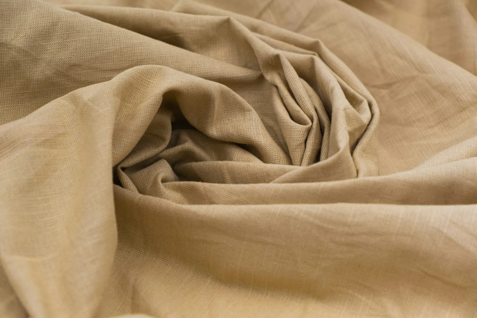 Lino natural sobre madera cálida, consultoría textil